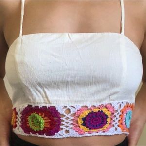 Cropped top with knitted flowers